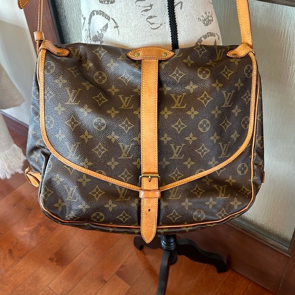 Auth Louis Vuitton Saumur 35 Crossbody Messenger - Picture 1 of 15